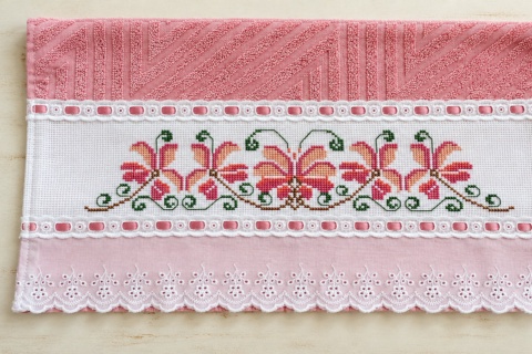 Toalha rosa com flores em ponto cruz